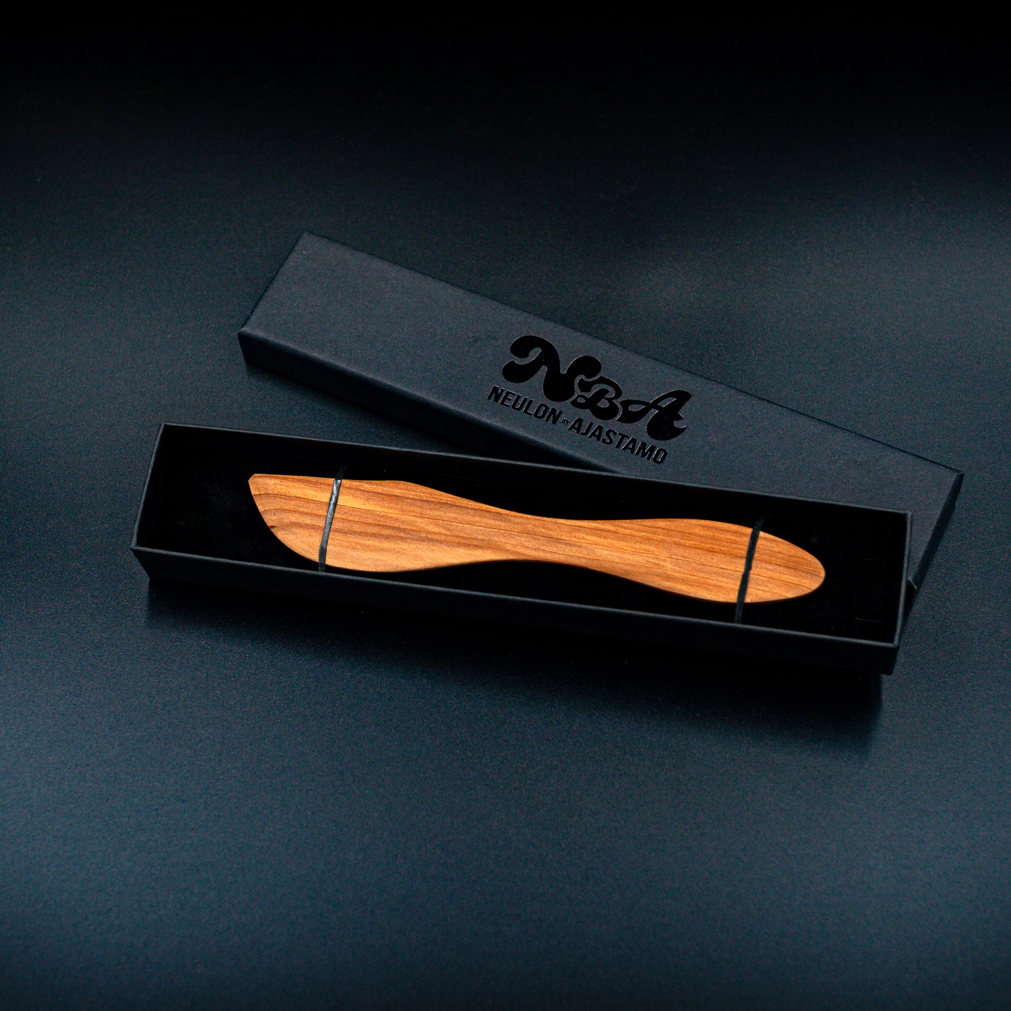 Kotimaiset puiset keittiövälineet omalla tekstillä